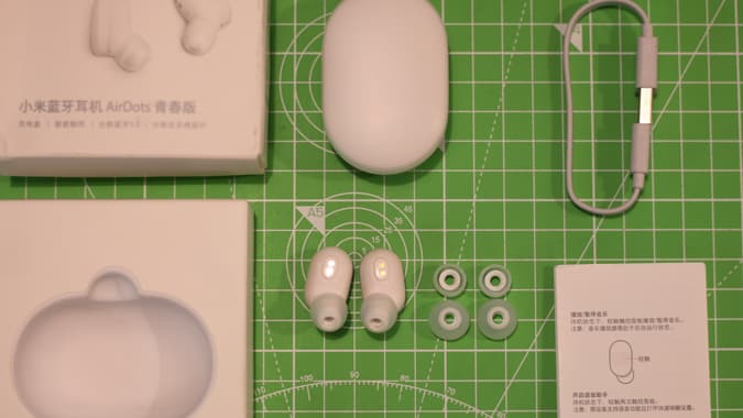 صورة لـ مراجعة سماعات Xiaomi MI Airdots – هل تستحق كل هذا الضجيج؟ | whats-in-the-box-DzTechs