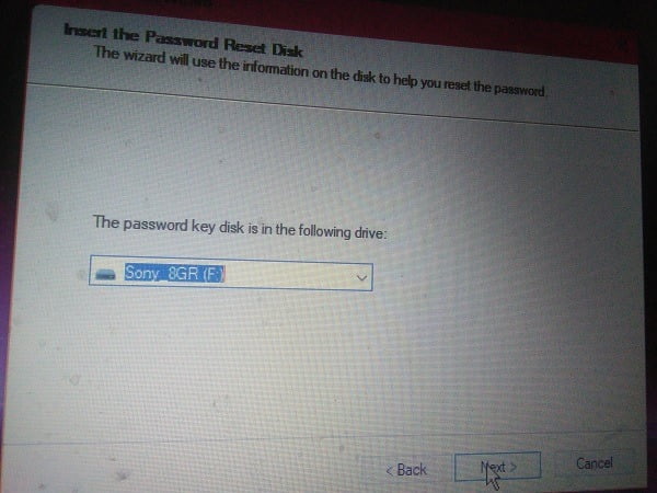 صورة لـ كيفية إنشاء قرص إعادة تعيين كلمة المرور في Windows 10 باستخدام محرك USB | Insert-password-reset-disk-login-screen-min-DzTechs