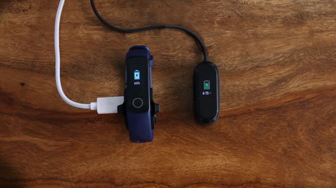 صورة لـ Honor Band 4 مقابل Mi Band 4 – مقارنة بعيدا عن المواصفات! | mi-band-honor-band-charging-min-DzTechs
