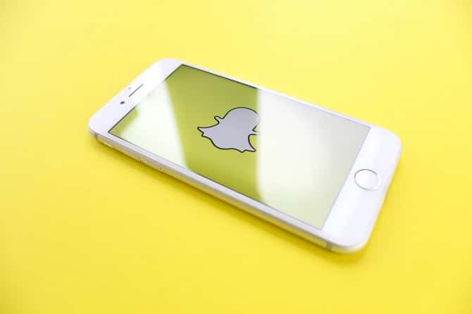 صورة لـ كيفية أخذ لقطات لشاشة Snapchat دون أن يتم اكتشافك | Snapchat-smartphone-min-DzTechs