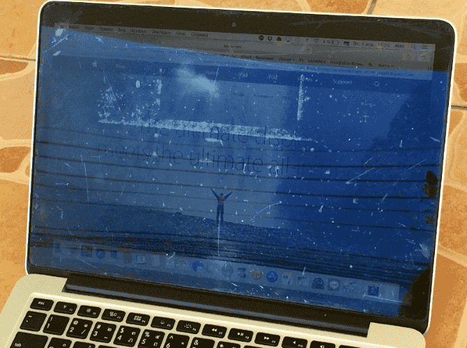 صورة لـ علامات إلى أنه حان الوقت لاستبدال جهاز MacBook أو iMac الخاص بك | Damaged-MacBook-min-DzTechs