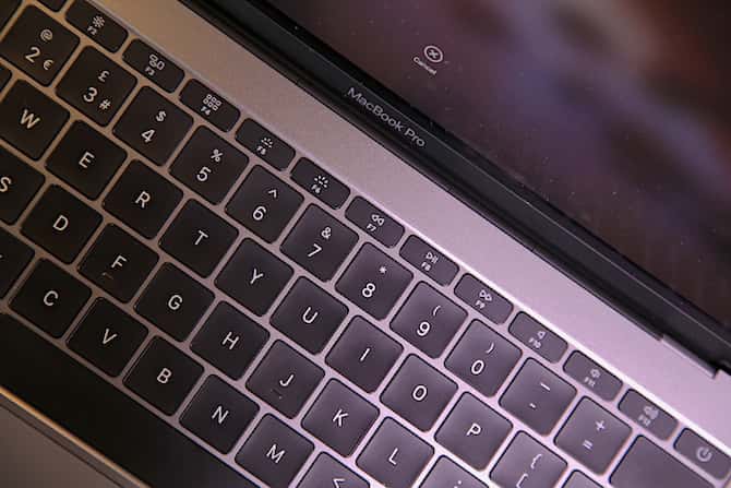 صورة لـ علامات إلى أنه حان الوقت لاستبدال جهاز MacBook أو iMac الخاص بك | Macbook_Pro_Keyboard-min-DzTechs