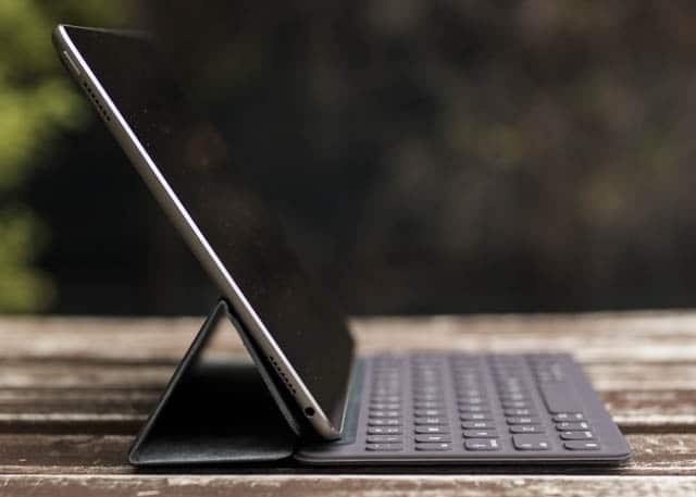 صورة لـ أي نظام تشغيل يجب عليك اختياره لجهاز الكمبيوتر الجديد | ipad_keyboard2-min-DzTechs