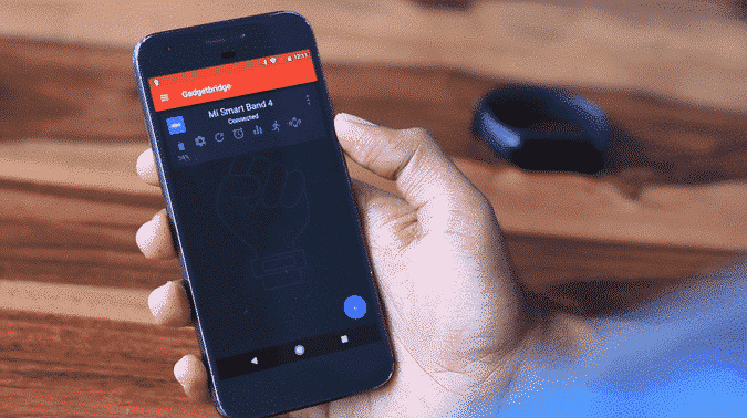 صورة لـ كيفية استخدام Mi Band و Amazefit الخاصة بك دون تطبيق Mi Fit | mi-band4-connected-min-DzTechs