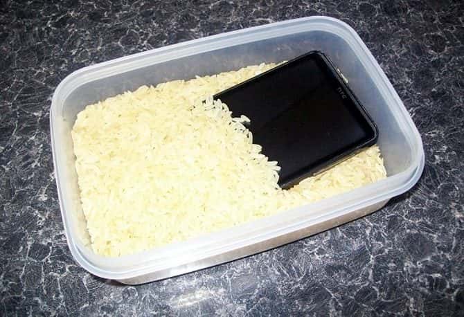 صورة لـ شاشة اللمس لا تعمل على هاتف Android؟ جرب هذه الإصلاحات | muo-diy-wetphone-rice-e1566504579766-min-DzTechs