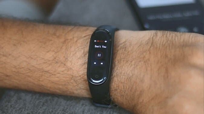 صورة لـ مراجعة Mi Smart Band 4 – أفضل سوار اللياقة البدنية للميزانية المتوسطة؟ | music-control-min-DzTechs