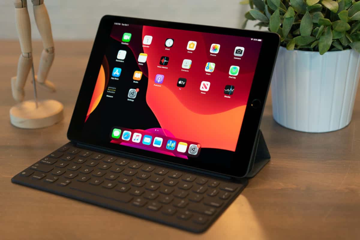 صورة لـ أي جهاز iPad ينبغي أن تشتري؟ اكتشف أفضل جهاز iPad المناسب لك | 2019-10-2-inch-ipad-hero-100812668-large-min-DzTechs
