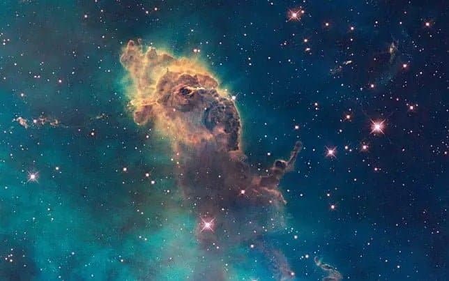 صورة لـ أفضل شاشات التوقف المجانية لجعل شاشتك منتجة عند وضع الخمول | IMAX-Hubble-screensaver-min-DzTechs