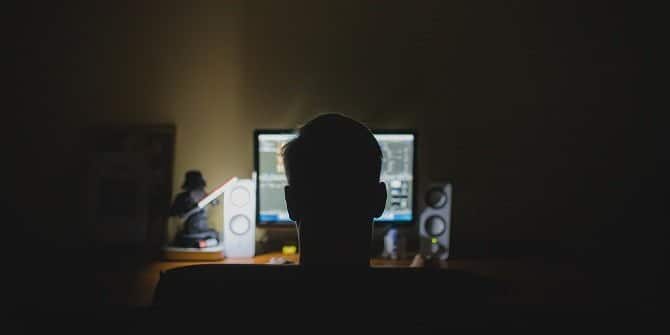 صورة لـ 10 من أشهر وأفضل القراصنة والهاكر في العالم (وقصصهم الرائعة) | hacker-in-the-night-computer-min-DzTechs