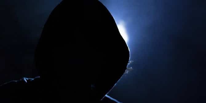 صورة لـ 10 من أشهر وأفضل القراصنة والهاكر في العالم (وقصصهم الرائعة) | hooded-anonymous-hacker-min-DzTechs