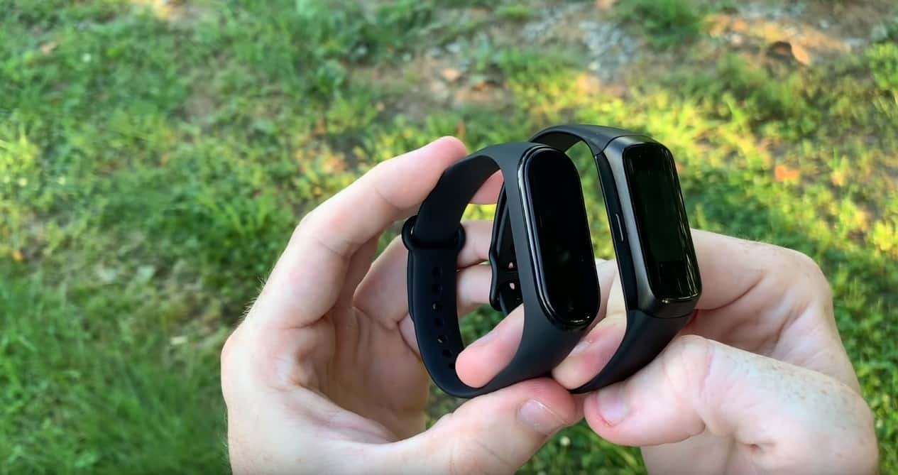 صورة لـ مقارنة بين Samsung Galaxy Fit و Xiaomi Mi Band 4 : أي واحد تشتري؟ | samsung-galaxy-fit-hands-o-min-DzTechs