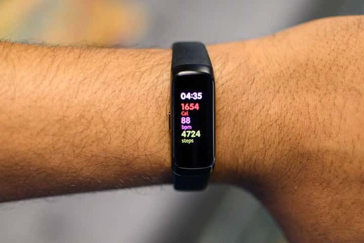 صورة لـ مقارنة بين Samsung Galaxy Fit و Xiaomi Mi Band 4 : أي واحد تشتري؟ | samsung-galaxy-fit-hands-on-review-8395-720x720-min-DzTechs