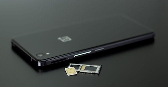 صورة لـ طرق اختراق بطاقة SIM الخاصة بك (وكيفية حمايتها) | sim-card-670x348-min-DzTechs