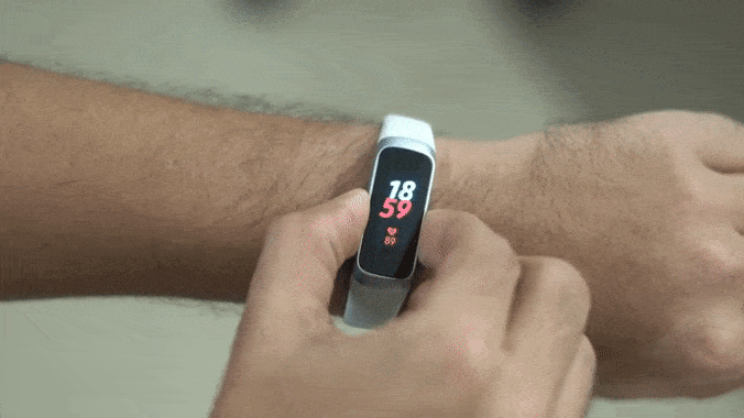 صورة لـ أفضل النصائح والحيل على Samsung Galaxy Fit لاستخدام السوار بفعالية | ezgif.com-optimize-1-DzTechs