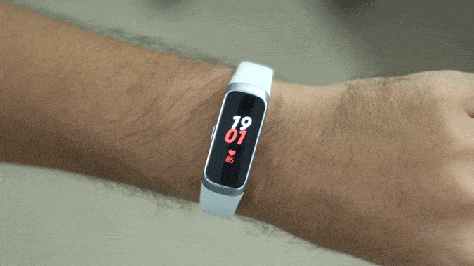 صورة لـ أفضل النصائح والحيل على Samsung Galaxy Fit لاستخدام السوار بفعالية | ezgif.com-optimize-DzTechs