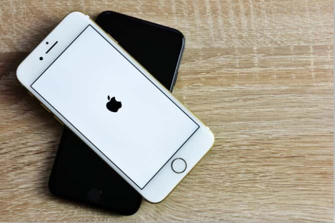 صورة لـ مشاكل iPhone التي يمكنك إصلاحها بإستخدام وضع DFU | iPhone-in-Boot-Loop-with-Apple-logo-on-Screen-min-DzTechs