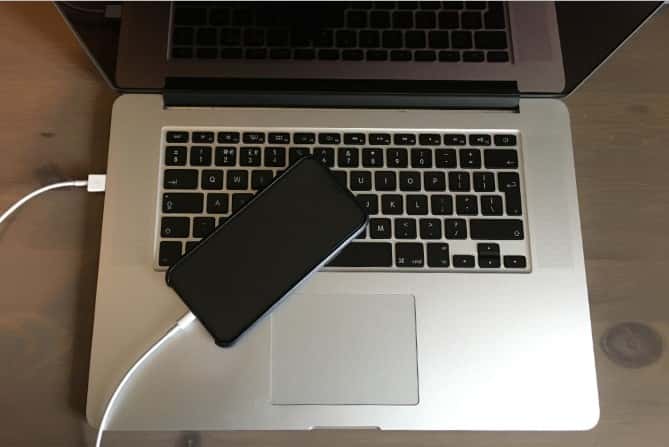 صورة لـ مشاكل iPhone التي يمكنك إصلاحها بإستخدام وضع DFU | iPhone-in-DFU-mode-connected-to-a-computer-min-DzTechs