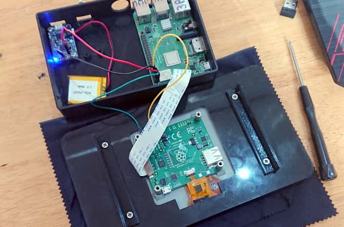 صورة لـ كيفية إنشاء الكمبيوتر اللوحي بنظام Android الخاص بك مع Raspberry Pi | muo-diy-raspberry-pi-tablet-assembly-min-DzTechs