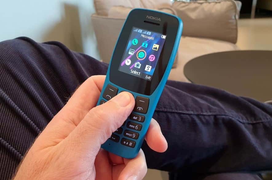 صورة لـ أفضل الهواتف الغبية المُتاحة في كل فئة | nokia-110-blue-hand-1500x1000-min-DzTechs