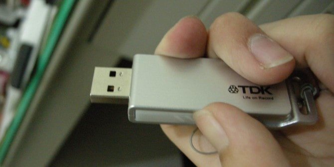 صورة لـ كيفية التحميل الجانبي للتطبيقات على Android TV مثل Mi Box أو Nvidia Shield TV | usb-drive-670x335-min-DzTechs