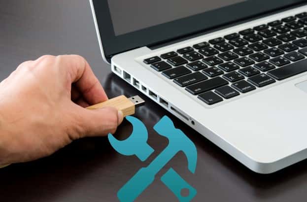 صورة لـ منافذ USB لا تعمل؟ إليك كيفية تشخيصها وإصلاحها | hand_inserting_usb_flash_drive_into_laptop_7188_739-Ew1LkFfs-DzTechs