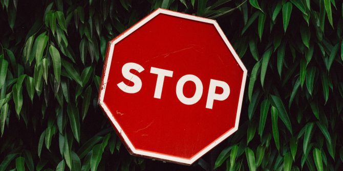 صورة لـ هل يستطيع تطبيق Facebook فعلياً التجسس عليك؟ | stop-sign-warning-featured-670x335-min-DzTechs