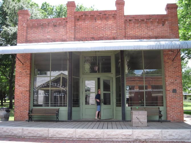 صورة لـ أفضل الطرق لطباعة المستندات والوثائق عندما تكون خارج المنزل | muo_internet_printing_nearby_copy_shop-mVFmEFfs-DzTechs