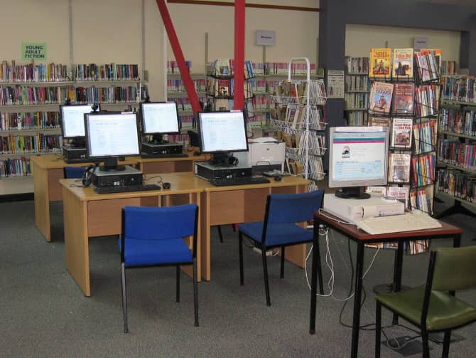 صورة لـ أفضل الطرق لطباعة المستندات والوثائق عندما تكون خارج المنزل | muo_internet_printing_nearby_library-7lGmEFfs-DzTechs