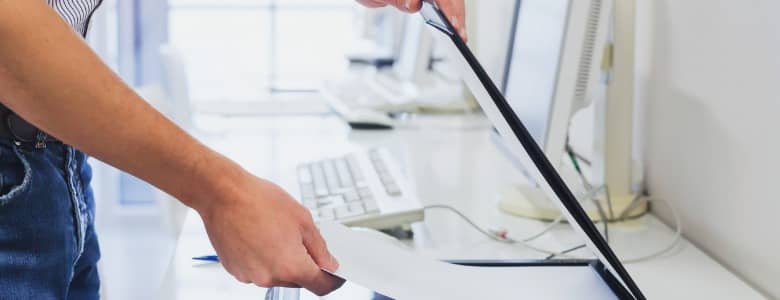 صورة لـ أفضل الطرق لطباعة المستندات والوثائق عندما تكون خارج المنزل | using_scanner_in_office_picture_id820926684-DzYmEFfs-DzTechs