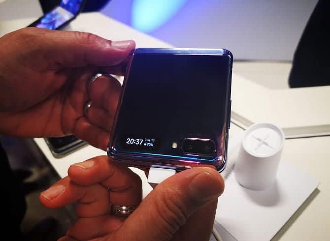 صورة لـ هاتف Galaxy Z Flip القابل للطي: حقائق مهمة يجب معرفتها | galaxy_z_flip_smartphone_folded-lmVDlMfs-DzTechs
