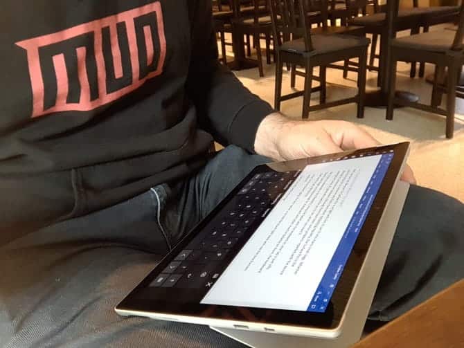 صورة لـ كيفية تثبيت Android على جهاز لوحي يعمل بنظام Windows | muo_productreviews_surfacepro2017_knees-7Z4HGIfs-DzTechs