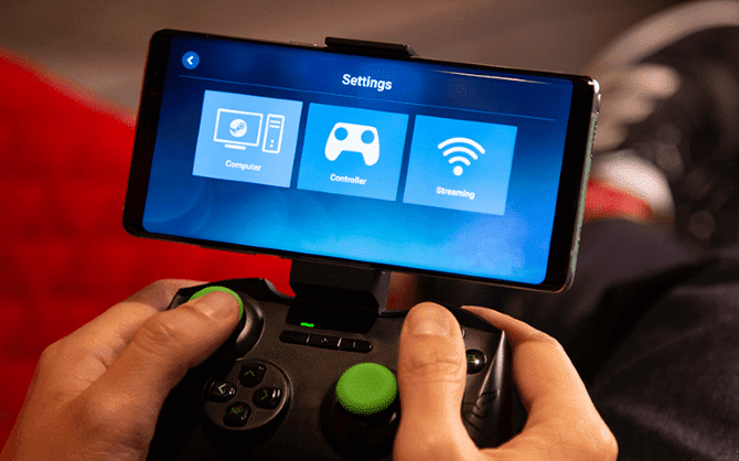 صورة لـ كيفية توصيل جهاز التحكم (يد التحكم) في الألعاب بـ iPad أو iPhone | Steam_Link_Controller_Phone_670x418-Y1dOfJfs-DzTechs