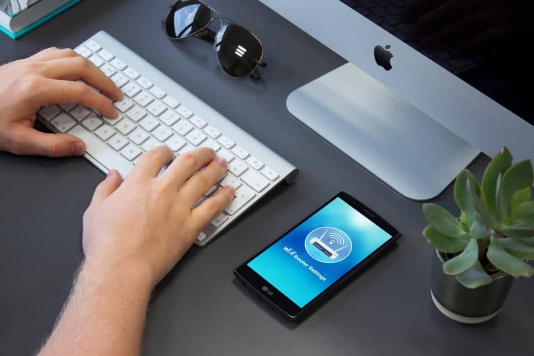 صورة لـ كيفية استخدام هاتف Android كجهاز توجيه لاسلكي | LG_mobile_on_desktop-Gc8KzTfs-DzTechs