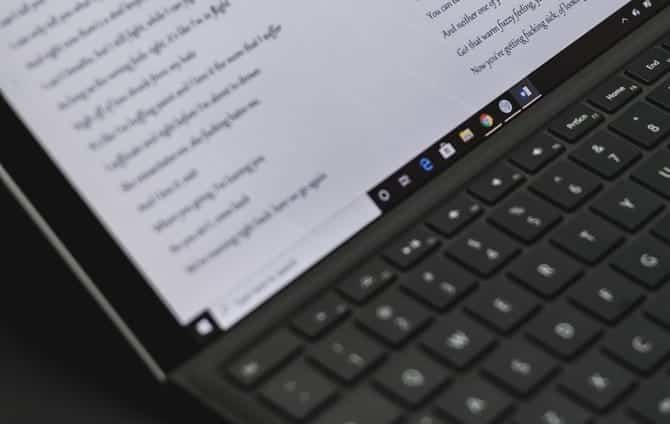 صورة لـ مقارنة بين Linux و Windows: الاختلافات الرئيسية بين أنظمة التشغيل | LinuxVsWindows_Windows_Laptop-qPmkcTfs-DzTechs