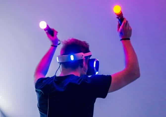 صورة لـ إصابات واقعية أثناء ممارسة ألعاب الفيديو وكيفية تجنبها | vr-2G3efTfs-DzTechs