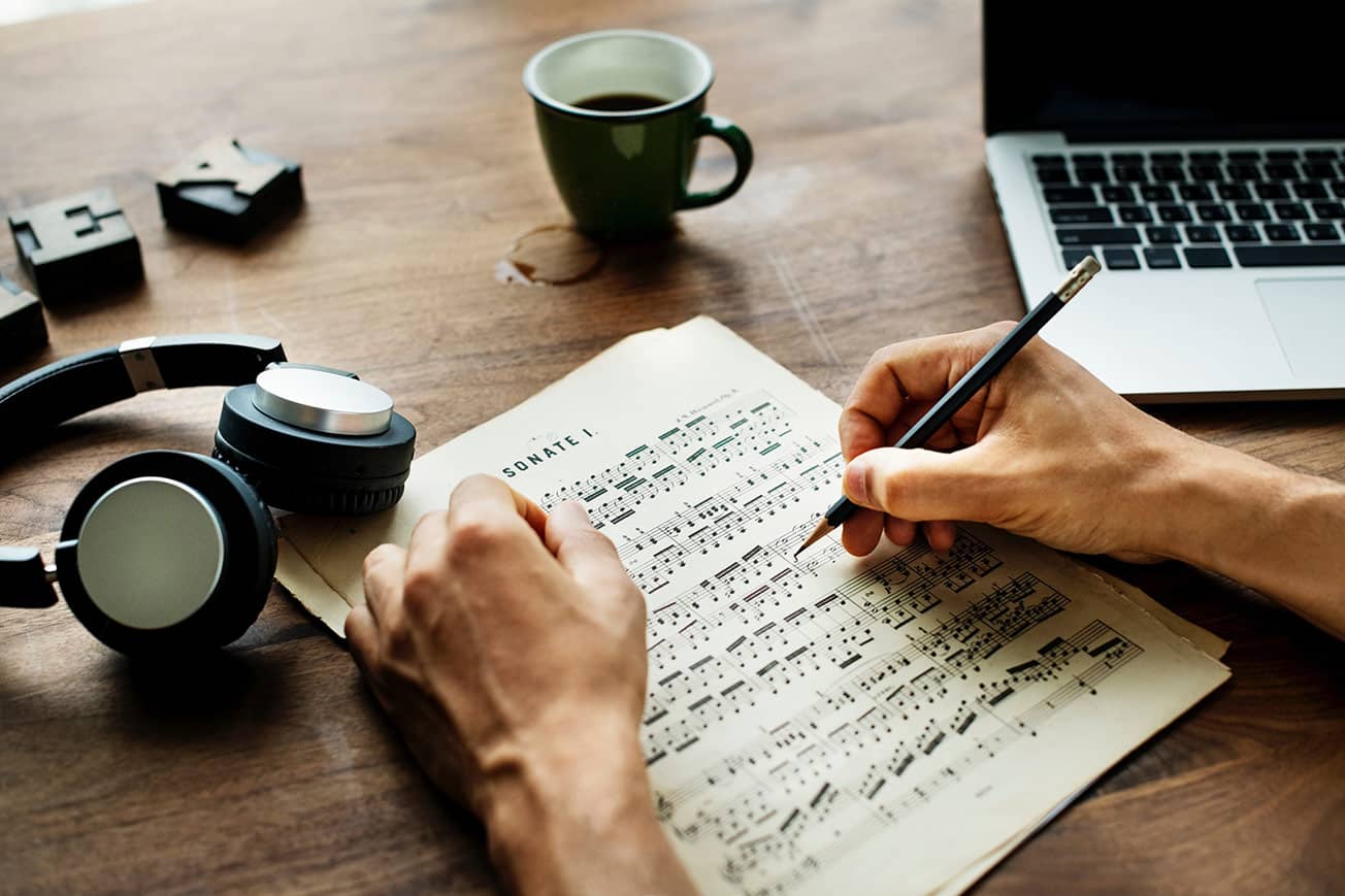 صورة لـ أفضل مواقع الويب لتعلم أساسيات نظرية الموسيقى | Basic_Music_Theory_Laptop_and_Coffee-21ecjWfs-DzTechs