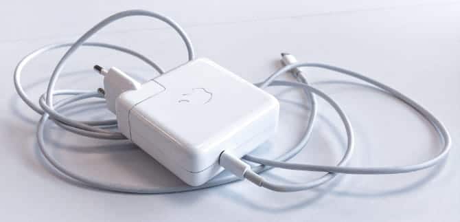 صورة لـ أفضل الطرق لفرض إيقاف أو إعادة تشغيل الـ Mac لا يستجيب | MacBook_charger-ToDsTTfs-DzTechs