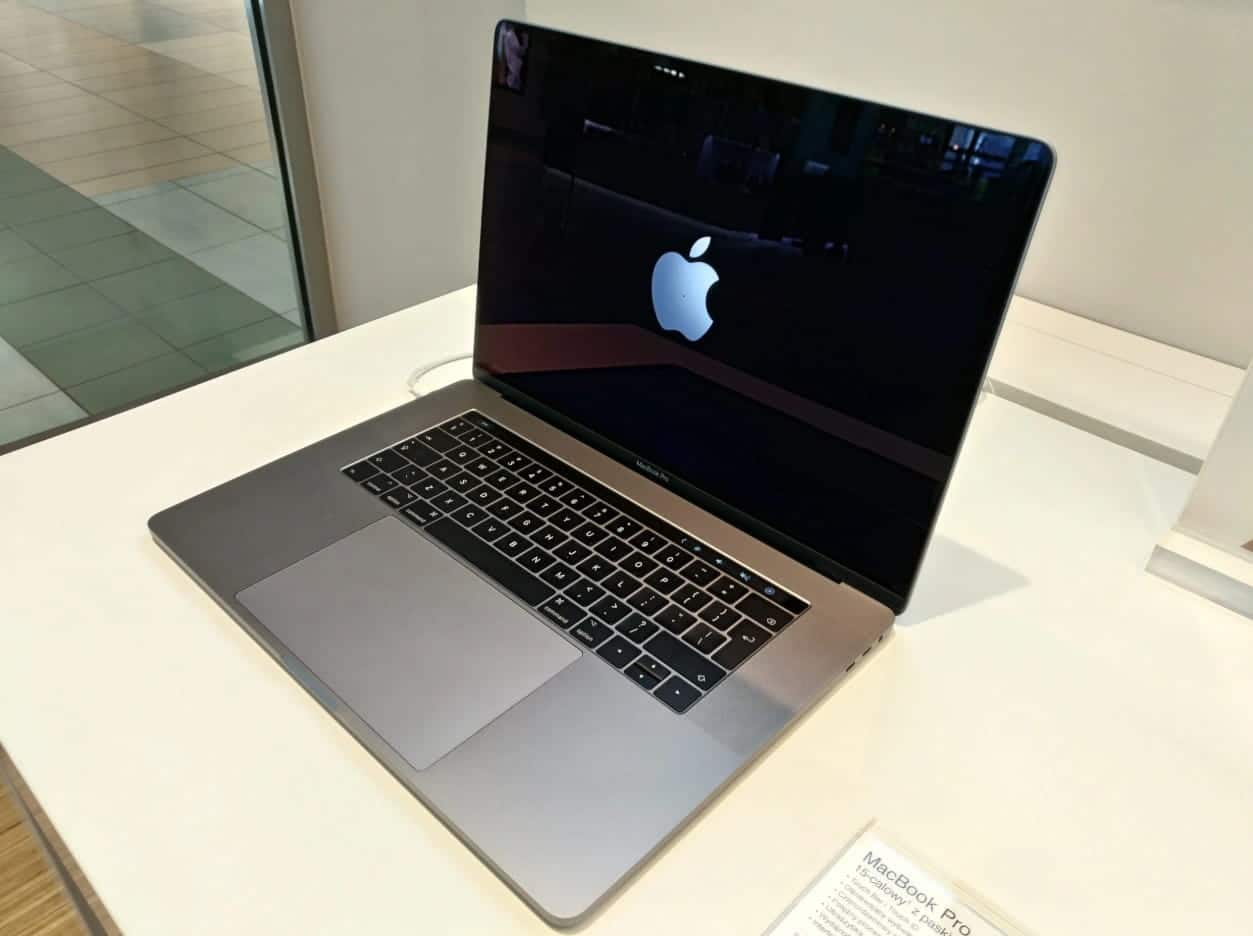 صورة لـ أفضل الأماكن لشراء أجهزة MacBook المجددة والتي تم إصلاح جميع مشاكلها | a_Touch_Bar_scaled-fnJdYVfs-DzTechs
