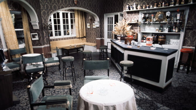 صورة لـ كيفية تغيير الخلفية أثناء مكالمة الفيديو في Microsoft Teams | muo_productivity_microsoft_teams_background_fawlty_towers-630bNUfs-DzTechs