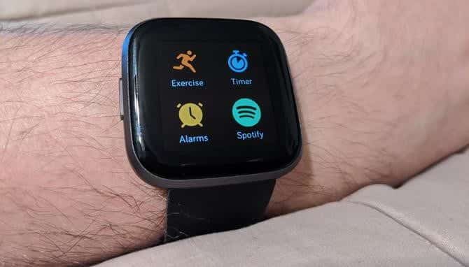 صورة لـ كيفية الاستماع إلى Spotify على ساعة Fitbit الخاصة بك | 03_Fitbit_Versa_Spotify_Apps_List_670x382-5P05rMfs-DzTechs