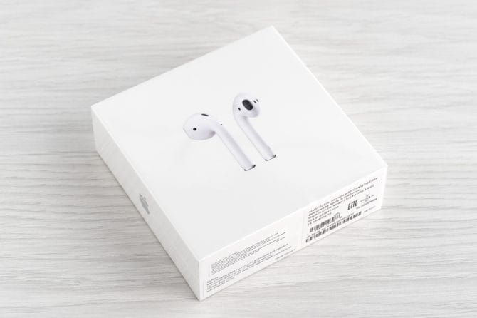 صورة لـ مقارنة بين AirPods المزيفة والحقيقية: أفضل الطرق لاكتشاف السماعات المقلدة | Real_AirPods_box_670x446-8W2FrMfs-DzTechs