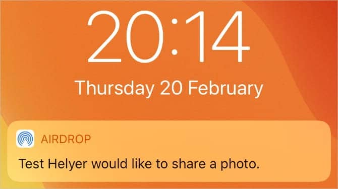 صورة لـ كيفية تشغيل AirDrop على جهاز Mac و iPhone لمشاركة الملفات بسرعة | AirDrop_notification_on_iPhone_lock_screen-Mwg1iOfs-DzTechs