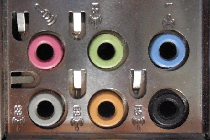 صورة لـ عندما لا يعمل Skype: الإعدادات الأساسية التي يجب عليك التحقق منها | PC_Audio_Ports_670x446-Zns4YPfs-DzTechs