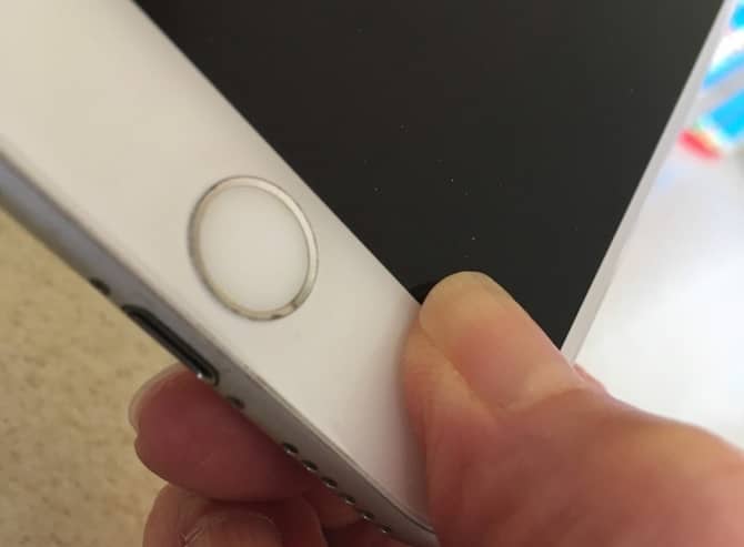 صورة لـ هل مستوى الصوت على iPhone لا يعمل كما ينبغي؟ جرب هذه الإصلاحات | iPhone_loose_connection-xZG2QPfs-DzTechs