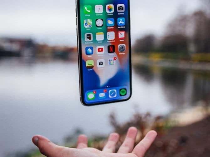 صورة لـ كيفية إصلاح “لم يتم تسليم رسائل iMessage” على جهاز iPhone الخاص بك | iphone_throw-ZxI5BPfs-DzTechs