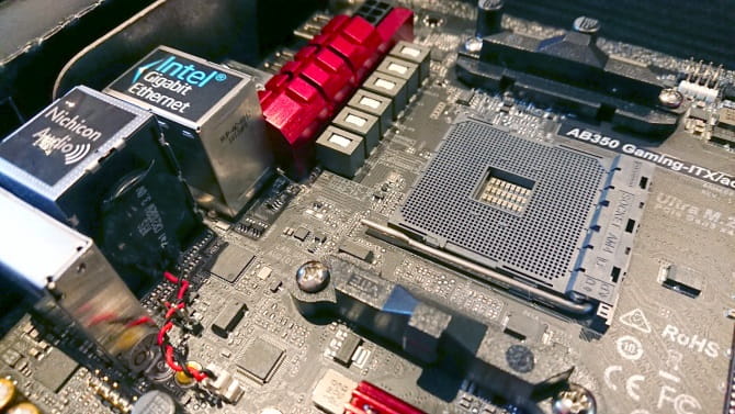 صورة لـ المُكونات والأجزاء الأساسية لجهاز الكمبيوتر وكيفية ترقيتها | muo_diy_itx_motherboard-Kb2YQNfs-DzTechs