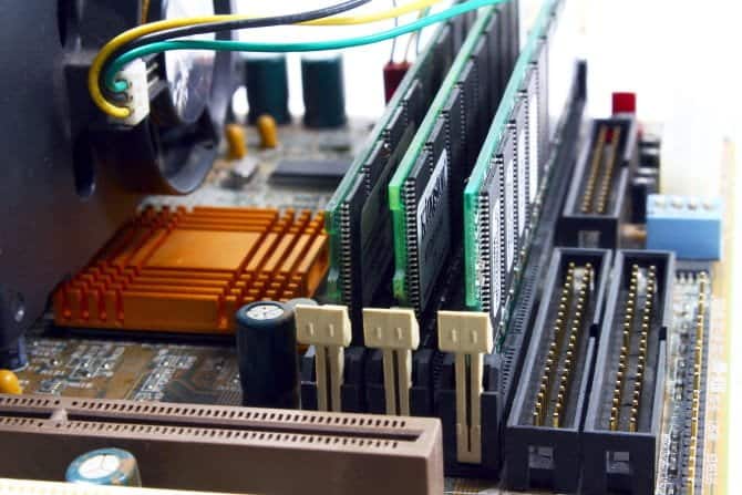 صورة لـ المُكونات والأجزاء الأساسية لجهاز الكمبيوتر وكيفية ترقيتها | muo_diy_pc_parts_ram-Gl2YQNfs-DzTechs