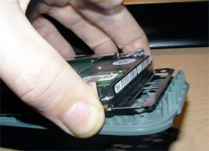 صورة لـ كيفية توصيل محرك الأقراص الثابتة لـ Xbox 360 بالكمبيوتر | muo_windows_xbox360_hdd_disk_remove-yn0UEOfs-DzTechs