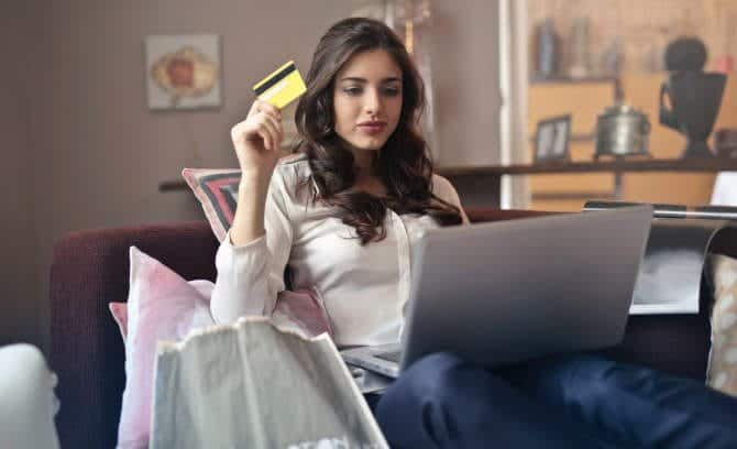 صورة لـ ما هو أفضل وقت لشراء جهاز كمبيوتر؟ الأشياء التي يجب وضعها في الاعتبار | woman_holding_card_while_operating_silver_laptop_919436_670x408-t0zIIQfs-DzTechs