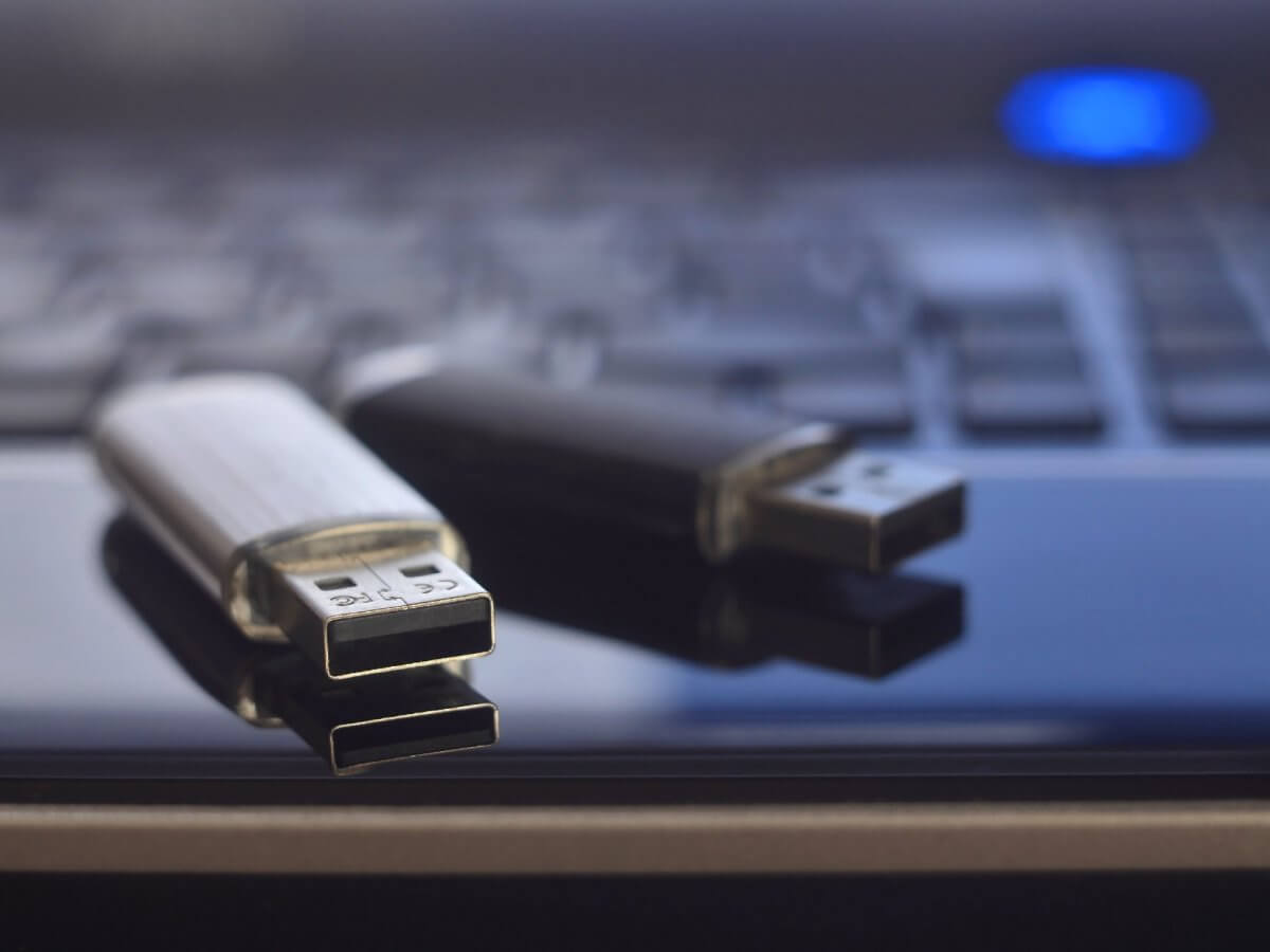 صورة لـ هل تبحث عن تطبيقات فحص الفيروسات من USB دون تمهيد نظام التشغيل؟ هنا أفضلها | Best-antivirus-software-for-USB-1200x900-DzTechs